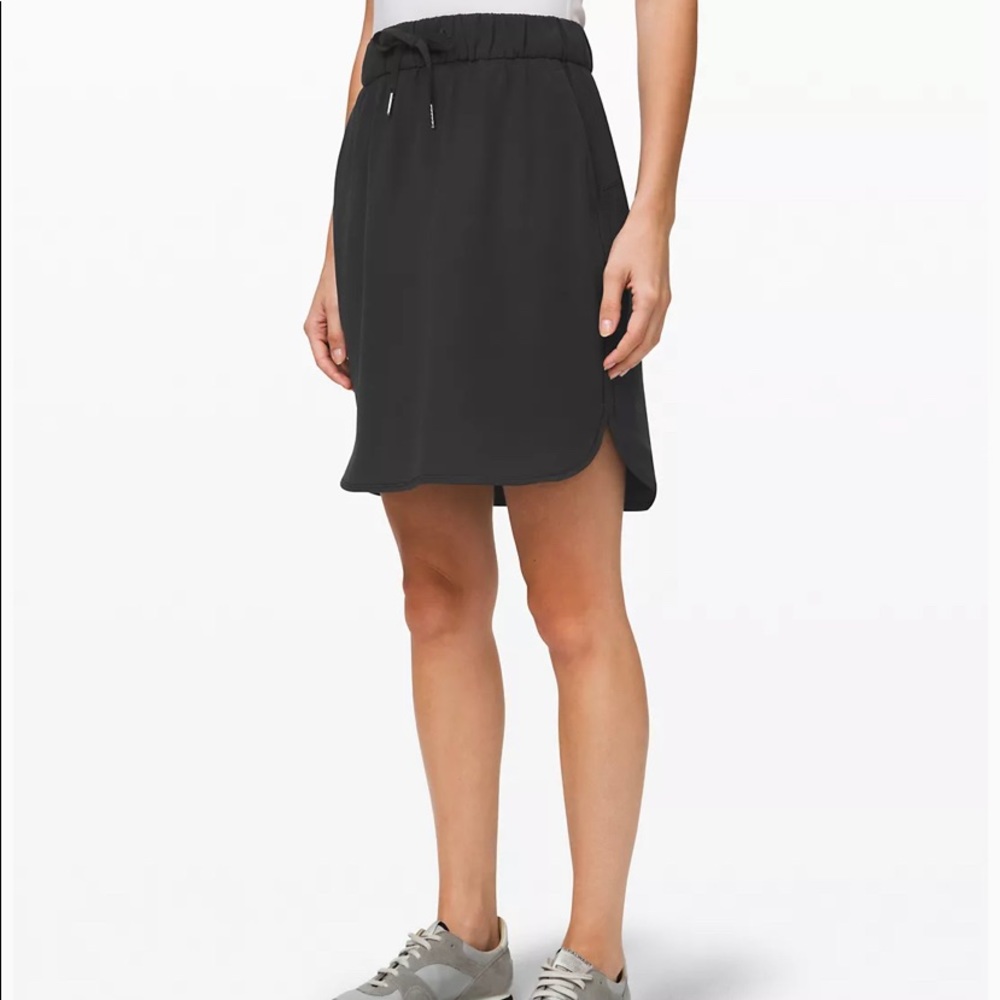 Lululemon On the Fly Skirt 
Woven